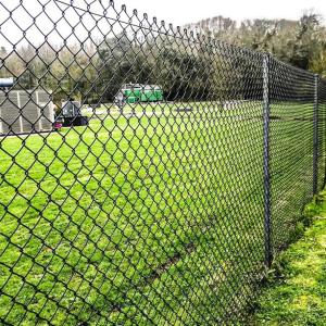 China 2.4m 3m Height 10m 20m Roll Chain Link Fence With Post Powder Coated factory