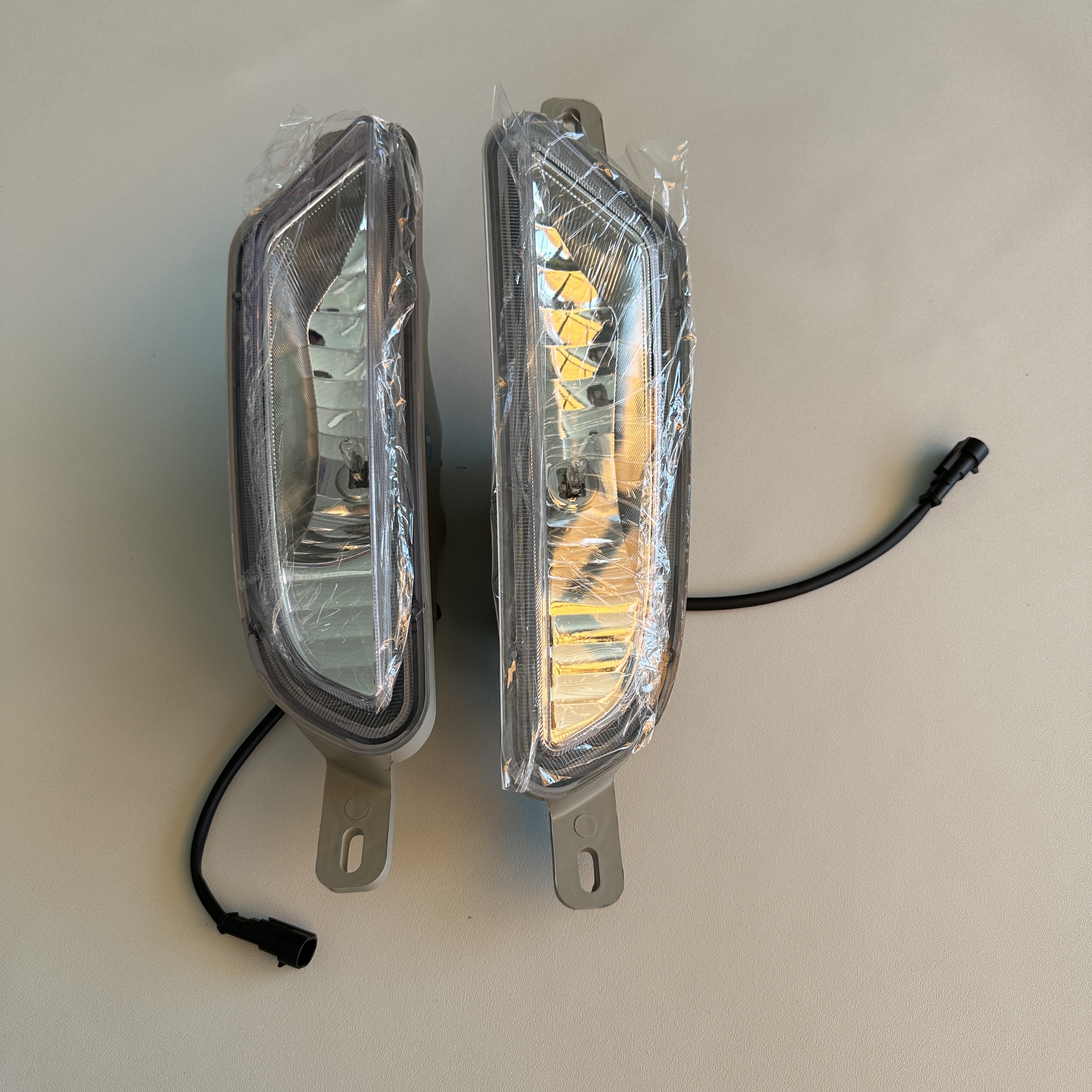 Yutong Bus Spare Parts 24V Plastic Front Fog Lamp for ZK6122 Bus Model and Components
