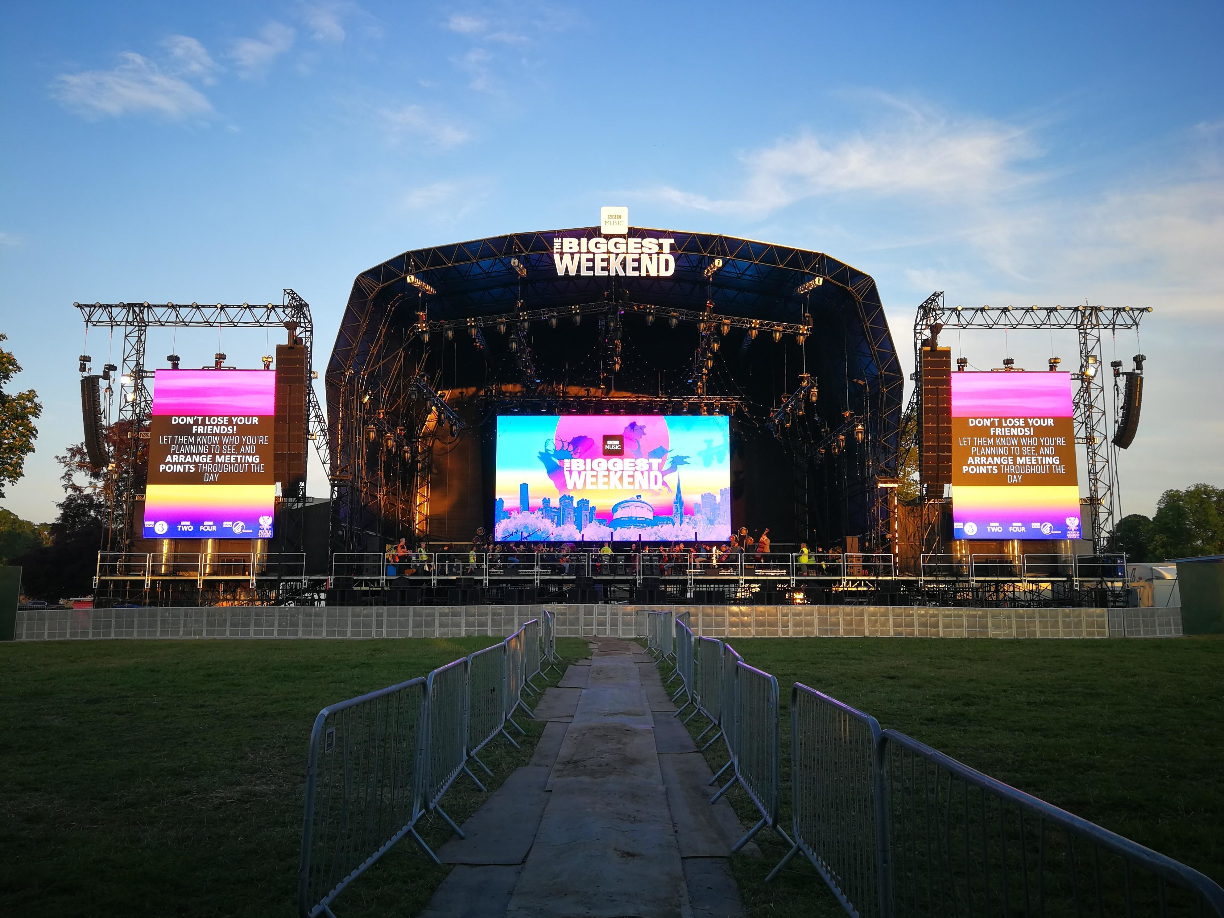 Newest Outdoor Rental LED Screen P1.5625 P1.953 P2.6 Mm 7680 Hz Panel Curved Shape Screen For Stage Show Event and Outdoor advertising machine