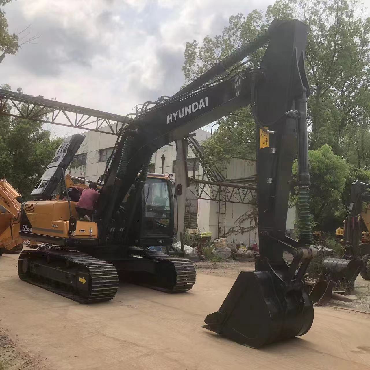 Korean Made HYUNDAI 225LC-9T 22 Ton Second Hand Excavator with 1.0 m3 Bucket Capacity
