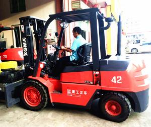 China 2/3 Stage Mast Diesel Forklift Truck 4.2 Ton Loading Japanese Engine factory