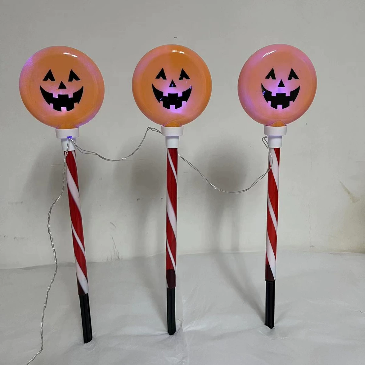 China Christmas decorative lights, LED battery-powered lights, round smiling faces, outdoor garden scene setup, decoration, stand factory