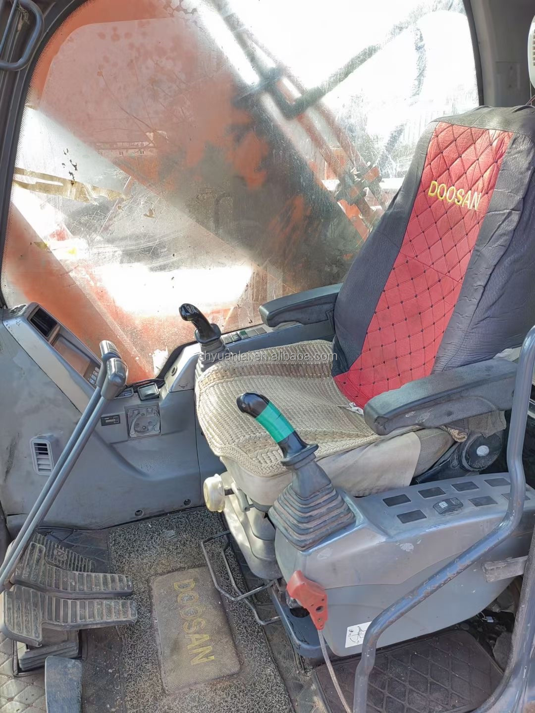 29500kg Second Hand DOOSAN DX300 Excavator 151KW Suitable for Crushing and Affordable