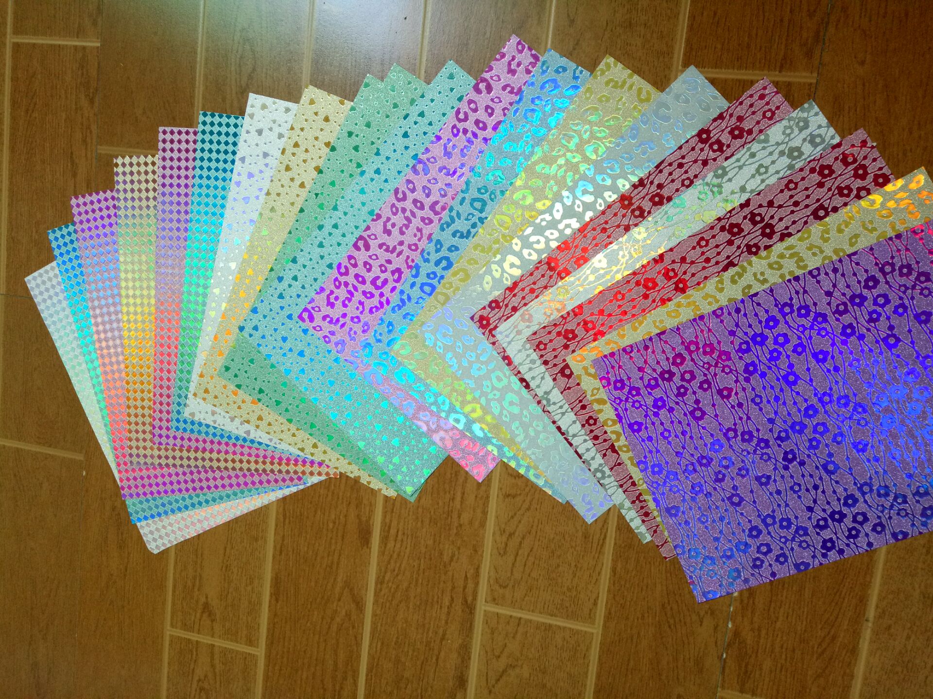 Multiple Extrusion Yellow Holographic Effect Laminate Film Glitter for Custom Gifts Boxes