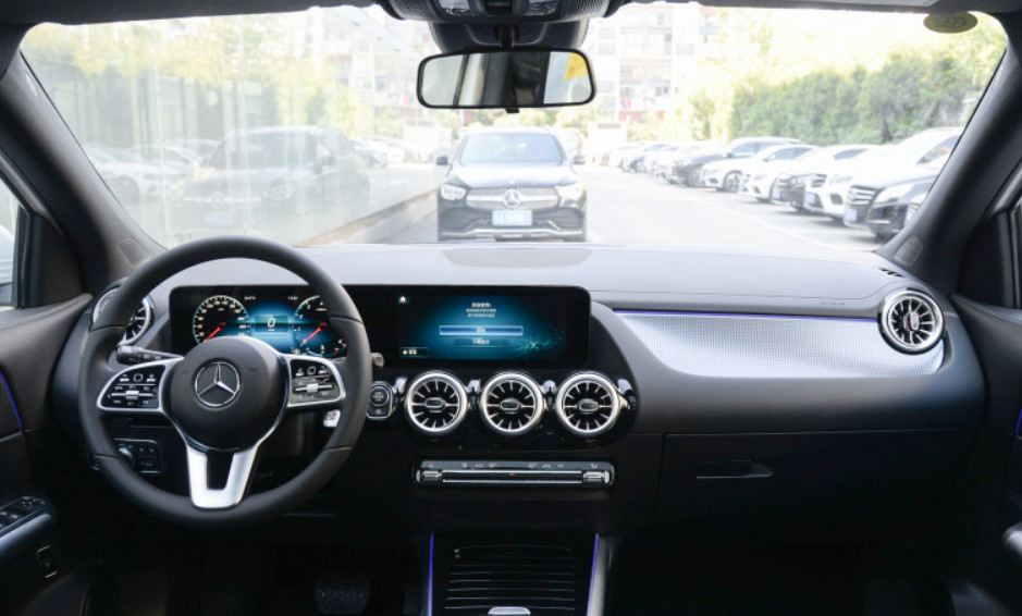 Mercedes Benz 2023 GLA 220 4MATIC Version Gasoline Compact SUV 5 Door 5 Seats