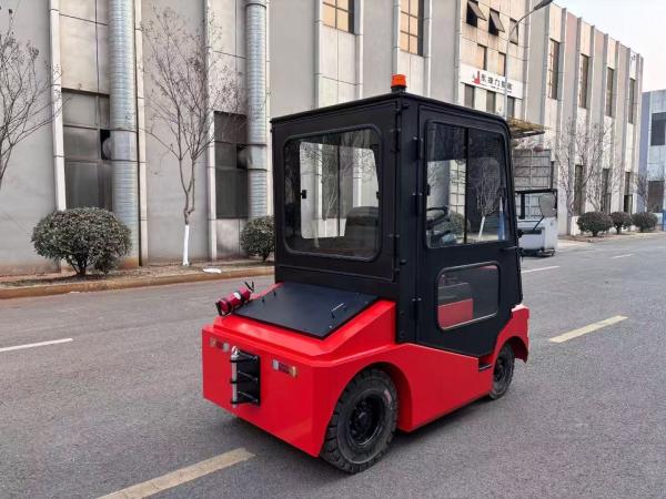 15000 kg Electric Towing Tractor Hydraulic Steering Fully Enclosed Cab With