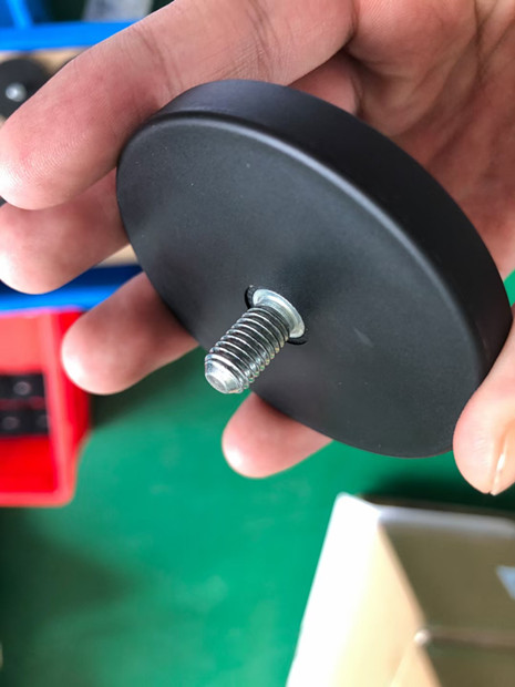Car Assemblies with Screw Threaded Magnetic Material and LFYGY NdFeB Pot Magnet