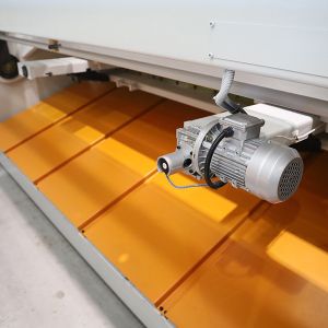 Smooth Operation Precise Cuts Hydraulic Swing Beam Shearing Machine 6x3200mm