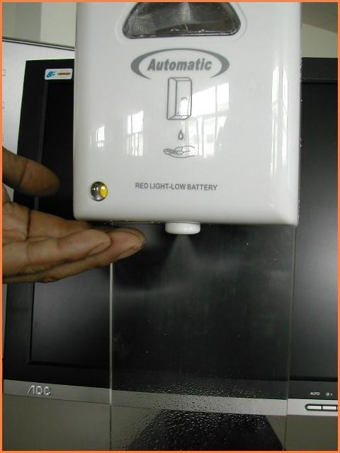 White Color Touchless Hand Sanitizer Dispenser Hospital / Clinics Installed