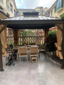 China Waterproof Rating IP67 Outdoor Hardtop Gazebo With Thickened And Widened Base factory