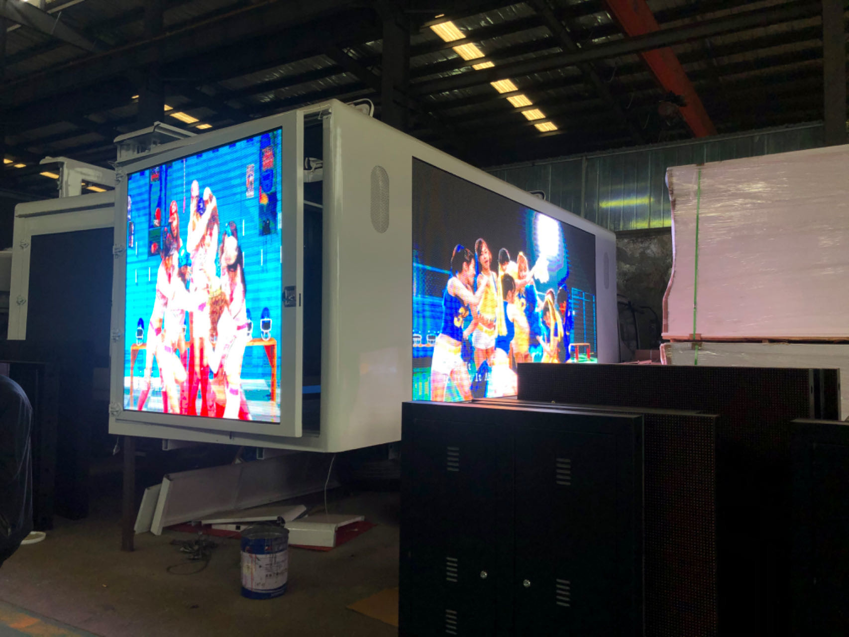 Customized 3 Sides P6 High Brightness LED Display Box Mounted On Truck