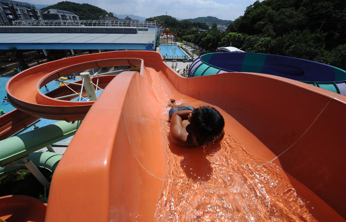 Large Holiday Waterpark Project , Indoor Amazing Funny Water Park / Customized water slide