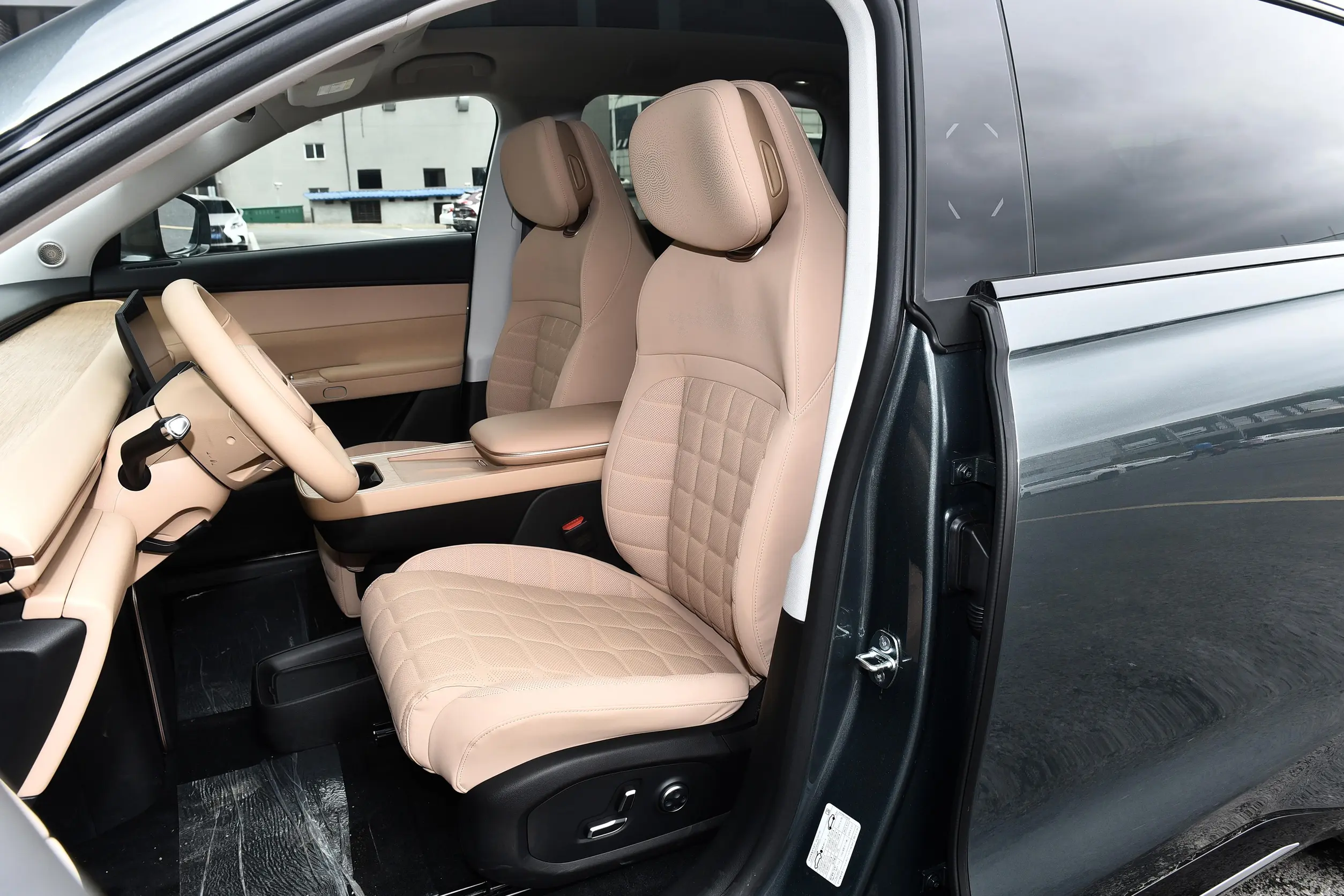 s 2024 Exeed STERRA Hybrid SUV 265hp 2000km EV Range RWD 3000mm Wheelbase The Perfect Combination of Power and Efficiency