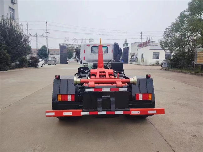 4x2 Hook Lift Trash Compactor Truck 9 Tons Loading Euro 6 Standard With 7.00R16 Tire