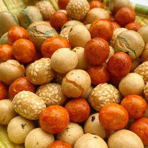 China Crispy Roasted Sesame peanut ball snack Mixed Peanuts Crackers factory