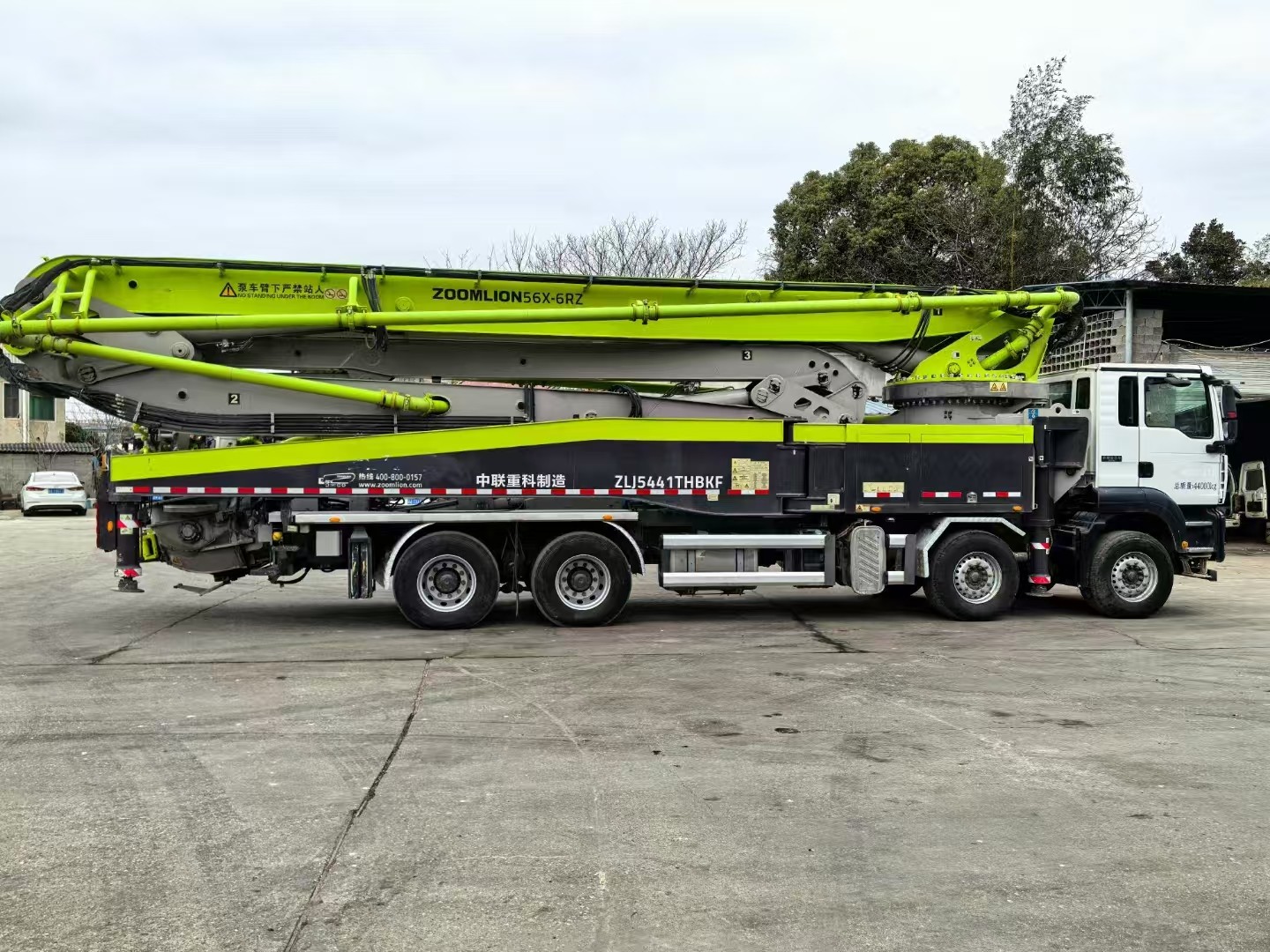 Zoomlion's 56-meter concrete pump truck is equipped with German Shandeka chassis, specially built for high-rise buildings and large projects.