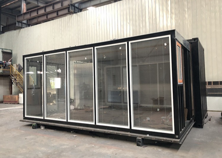 China Black Shell Composite Floor Expandable Shipping Container House factory