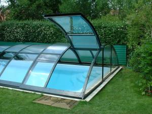 China Custom Bent Glass , Tempered Bent Curved Glass For Pool Fencing factory