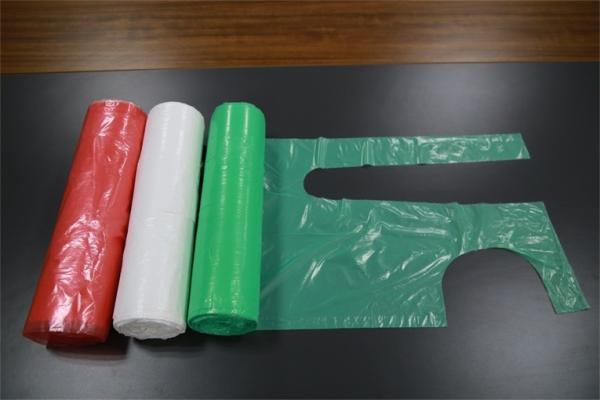 Colorful Disposable PE Aprons On Roll Packing , Plastic Cooking Aprons Light