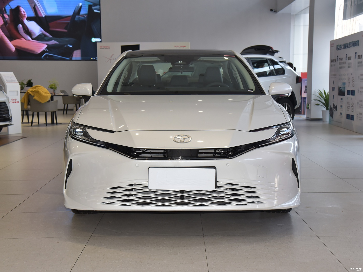 2024 Toyota Camry 2.0L Sports Plus Hybrid Sedan FWD Left-Hand Drive Single Motor 4915*1840*1450 for Chinese Markets