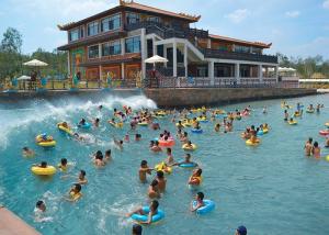 China Family Water Park Wave Pool , Safety Air Powered Artificial Wave Pool factory