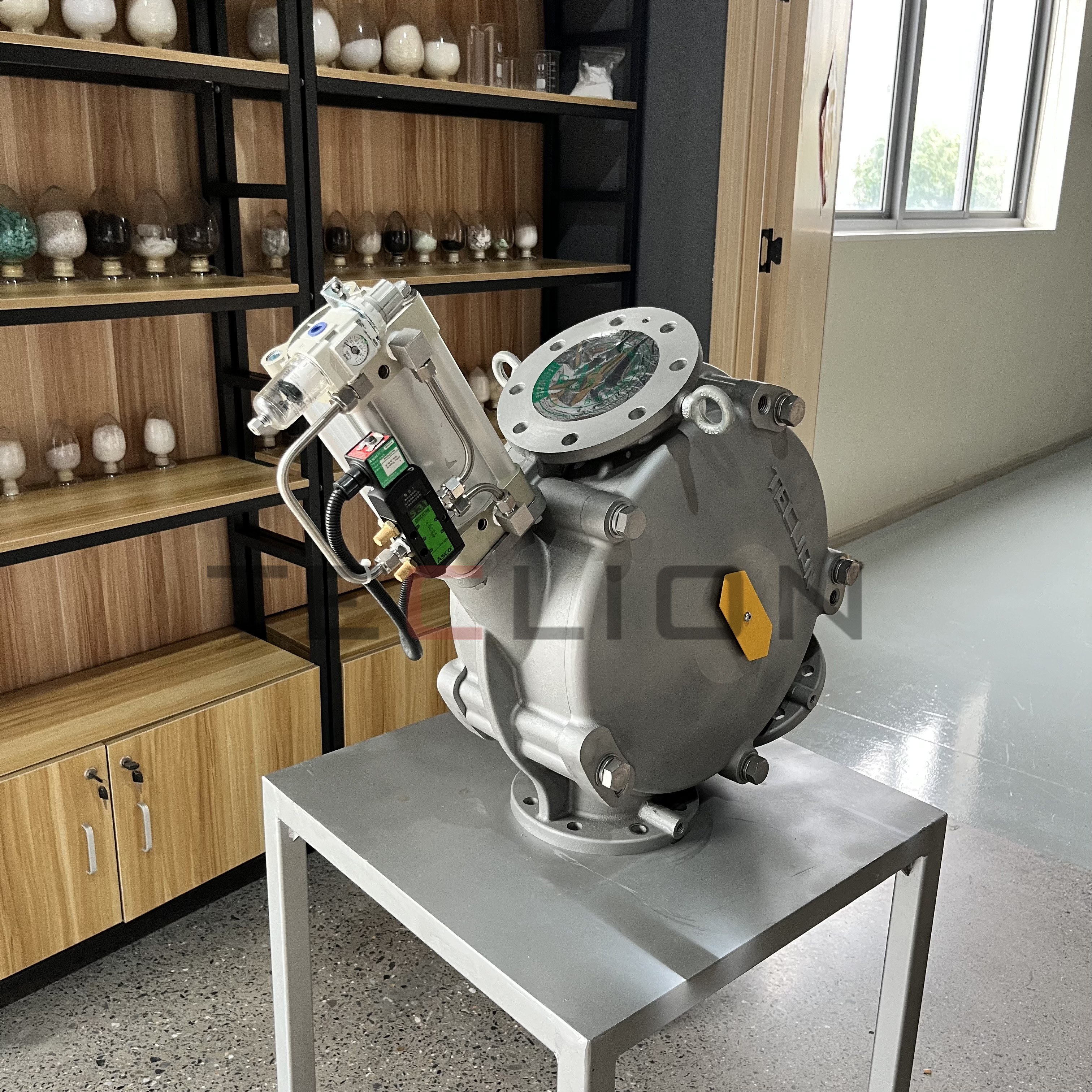 Dual channel directional valve suitable for dense phase transportation pipelines