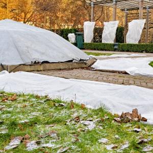 China Anti UV Garden Floating Row Cover Fabric Durable Polypropylene factory