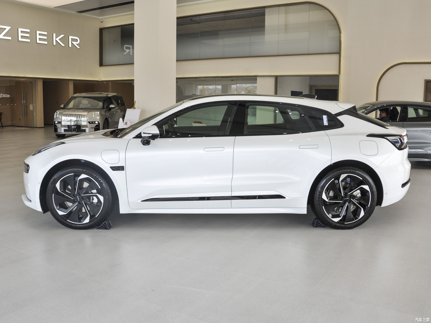 Front Wheel Plug In Hybrid Electric Vehicles OEM Modern Exterior Design Automatic