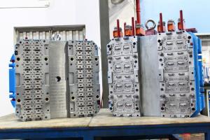 China High Polish Multi Cavity Injection Molding For Electric Brush Component / Home Appliance Plastic Mould factory