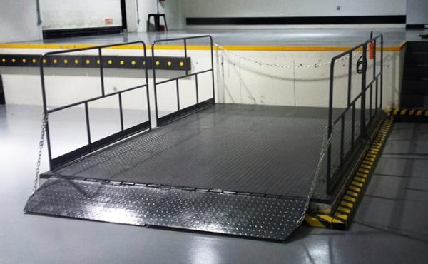 Hydraulic Dock Lift Platform With Hydraulic Motor 4.5KW,3000KG SWL Is A Loading