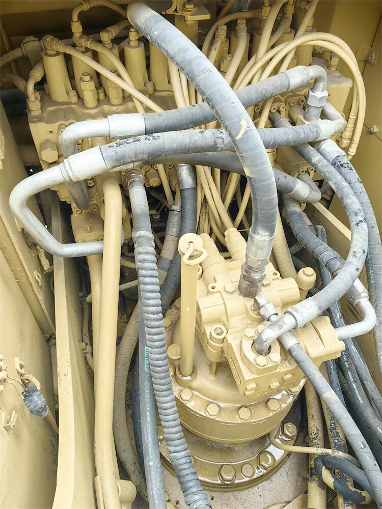 Affordable CAT320D Crawler Chain Excavator in Japan Original and Less Hours Guaranteed