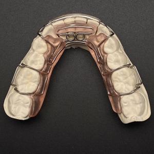 China Comfortable Stainless Steel Acrylic Hawley Retainer Effective Orthodontic Solution factory