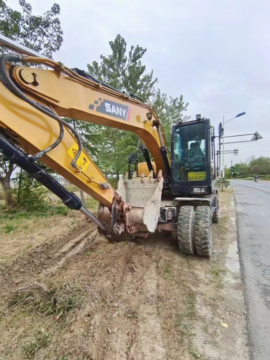 Used Sany SY155W-9 Excavator in with 0.58 Bucket Capacity and 13500 KG Machine Weight