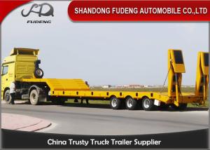 China Triple Axle 80 Ton Low Bed Semi Trailer With Hydraulic Ladder For Transport Heavy Machine factory