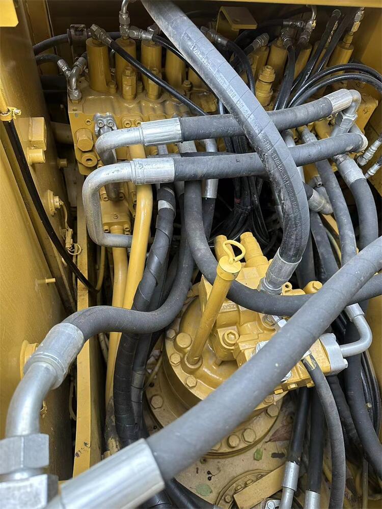 Japan Made Cat320d Crawler Excavator in Original Hydraulic Pump and Less Hours