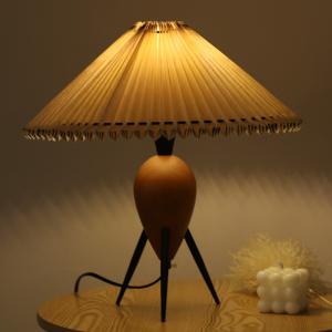 China Post-modern simple creative showroom study bedroom retro style decorative wood table lamp factory
