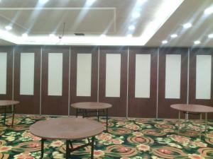 China Modern Movable Operable Wooden Partition Wall for Banquet Hall OEM factory