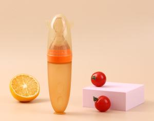 China Baby Product Baby Cereal Squeeze Feeding Spoon Silicone Baby Feeder Bottle With Spoon And Suction Cup Bottom factory