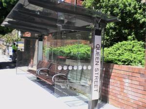 China Tempered Glass Wall Panels , Bent Tempered Glass For Public Bus Stop factory