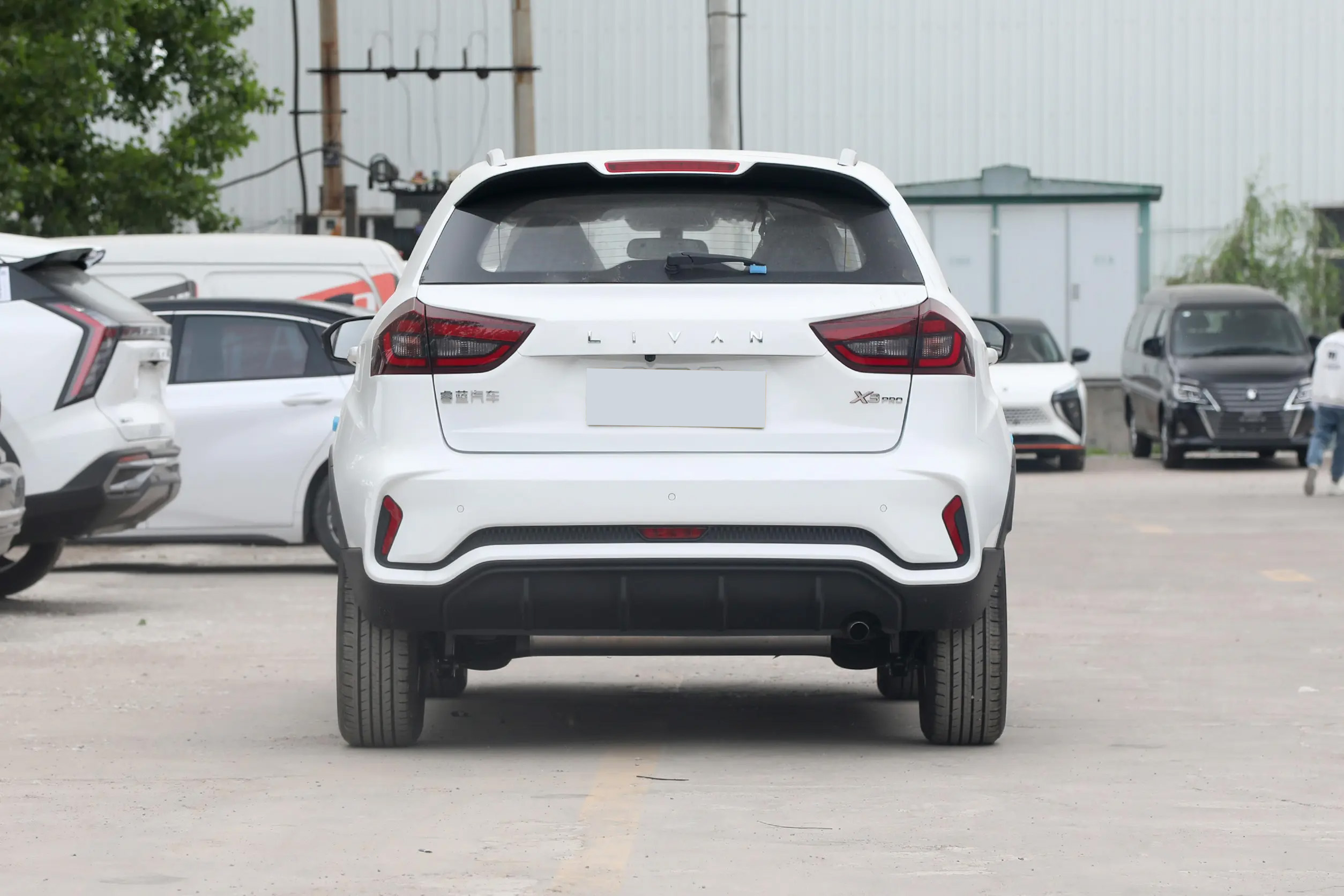 Electric Steering Geely Auto Livan X3 Pro 1.5L CVT Small SUV FWD Gaspetrol with Rear Camera R16 Tire Size Leather Seats