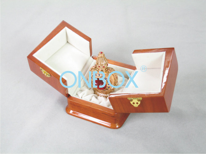 China High Gloss Perfume Packaging Box Recycled Wooden With Metal Lock factory