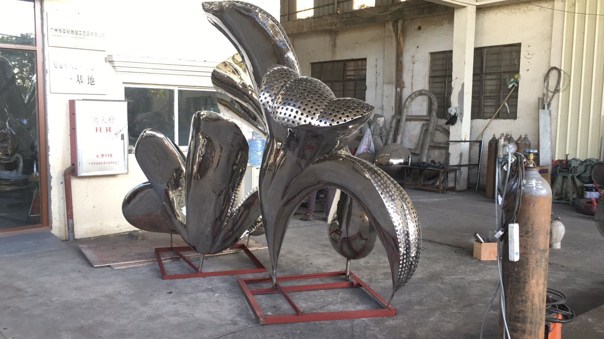 304 Polished Outdoor Metal Flower Sculptures , Stainless Steel Modern Metal Outdoor Sculptures