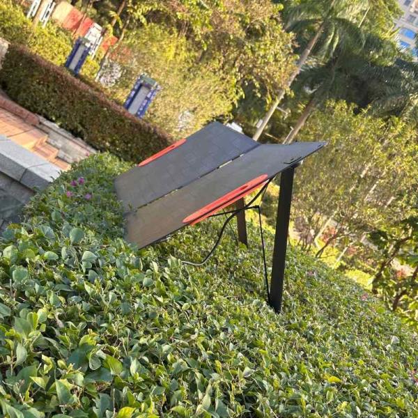 China Customized Waterproof ETFE Foldable Solar Charger Folding 2 Times Compatible With Most USB Devices factory