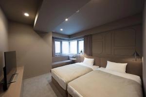 China Adelaide hotel fitout furniture of laminate panel headboard with Tv cabinet and upholstered seating sofa factory