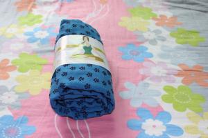 China anti slip yoga mat towel with pvc plum flower ornament factory
