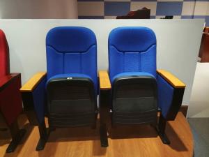 China Free Logo Design Oak Armrest Auditorium Theater Seating With Small Tablet factory