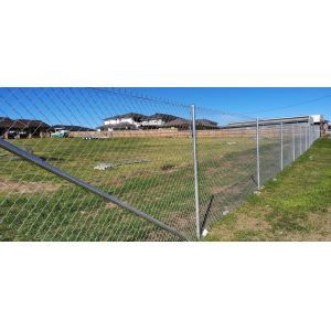 China Corrosion Resistant Durable Hot Dipped Galvanized Cyclone Mesh Fabric Chain Link Fence For Sports Facilities on sale