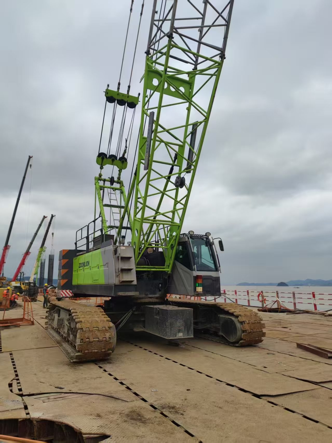 Extremely Efficient ZCC850V 85Ton Mobile Hydraulic Crawler Crane Heavy Lifting Equipment