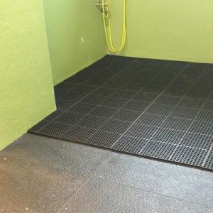 China Anti Slip Rubber Grating For Horse Shower 24&quot; X 36&quot; Black Hollow Rubber Mats factory