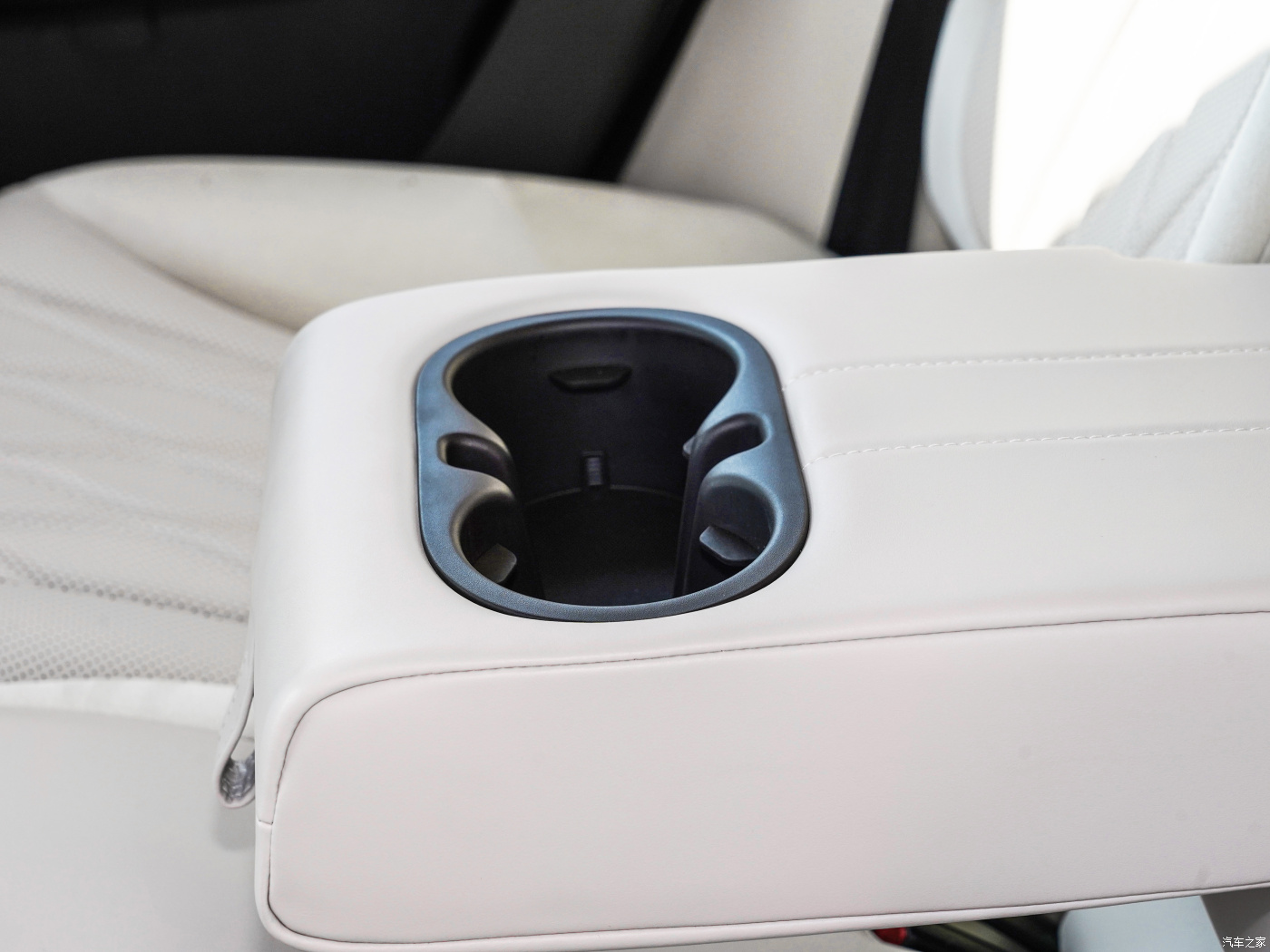 Body structure 4-door 5-seat SEDAN PLUG IN HYBRID Electric Car by ROEWE D7 DMH BIG Energy Vehicle